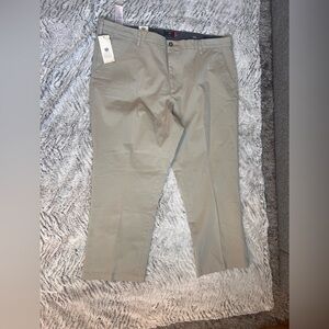 Dockers Men's Light Gray Chinos